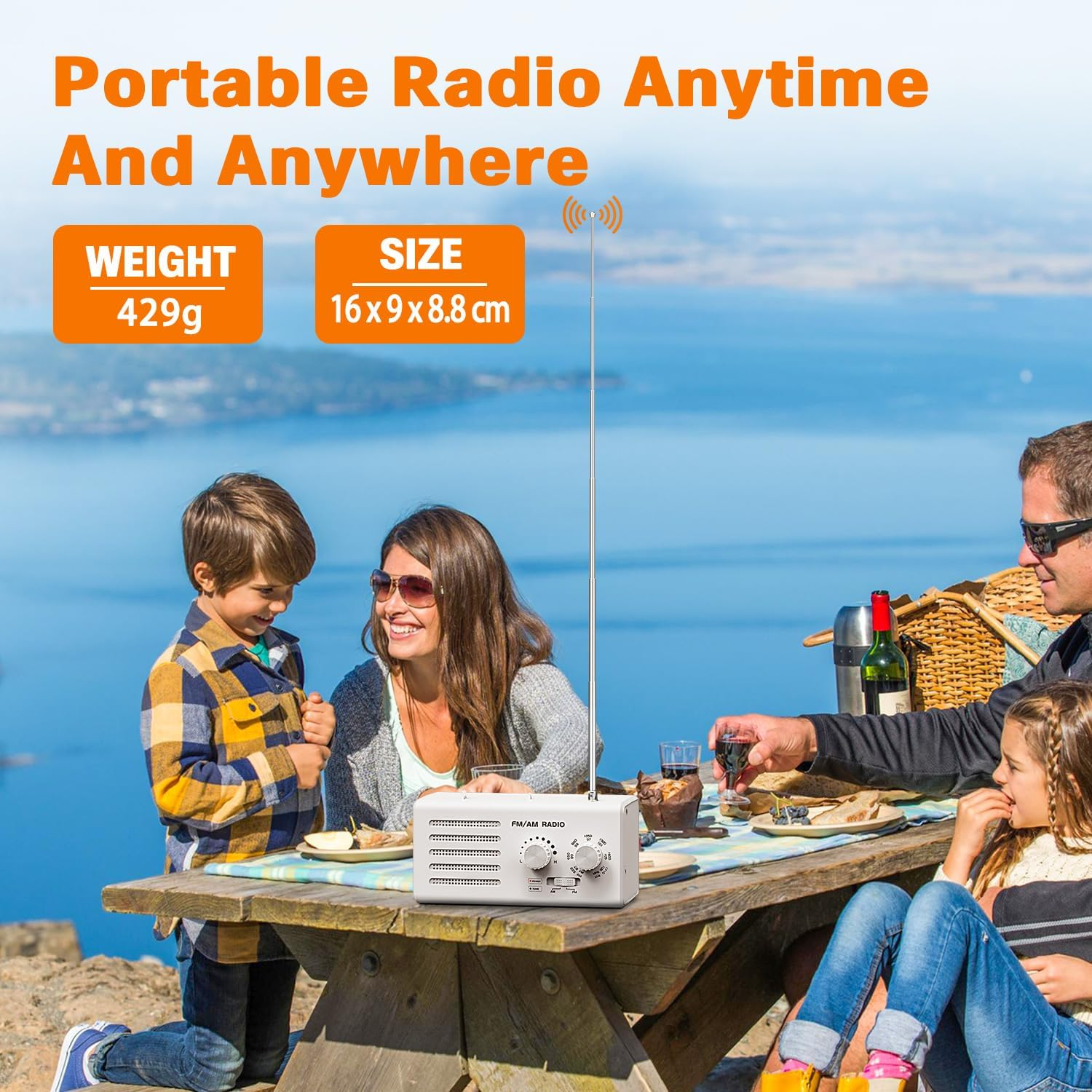 Familienpicknick mit tragbarem Radio, genießen Essen und Getränke. Im Hintergrund ist eine malerische Aussicht auf Meer und Himmel.