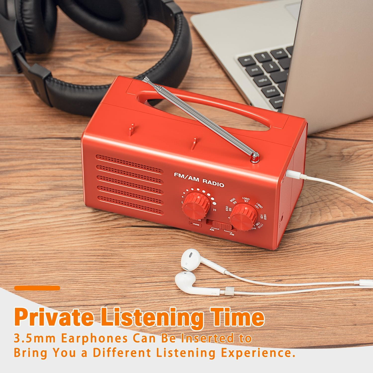 Rotes FM/AM-Radio mit Kopfhörern, Ohrhörern und Laptop auf Holzoberfläche. Text: 'Private Listening Time'.