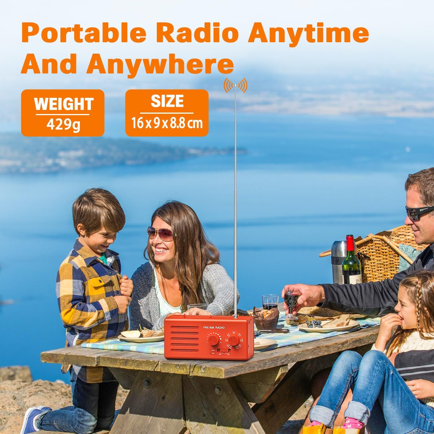 Familienpicknick mit rotem Radio, Essen und Wein. Menschen genießen einen sonnigen Tag am Wasser.
