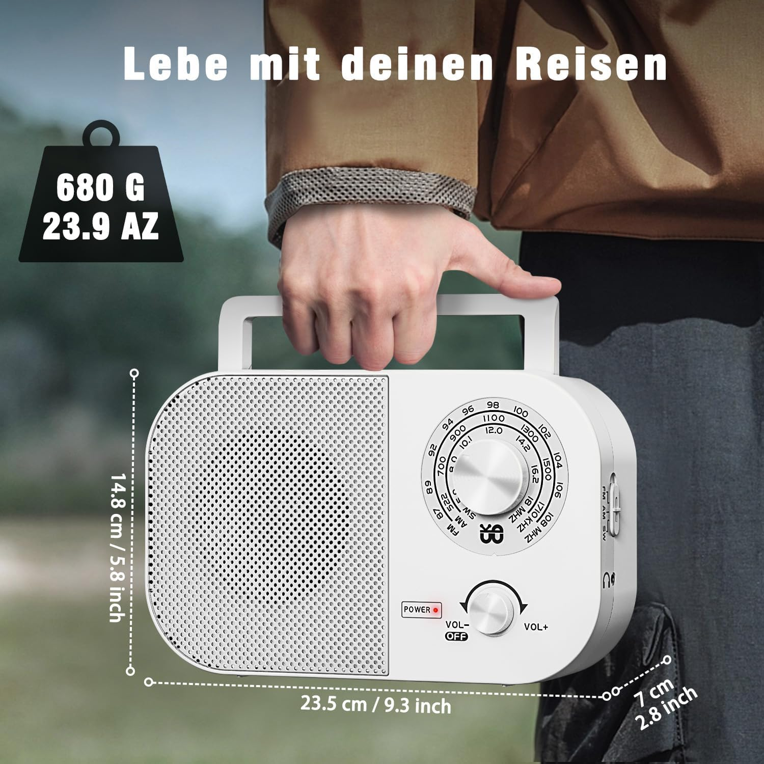 Eine Person hält ein weißes Retro-Radio mit Griff. Es hat einen Lautsprecher, Drehregler und einen Ein-/Ausschalter. Abmessungen und Gewicht sind angegeben.