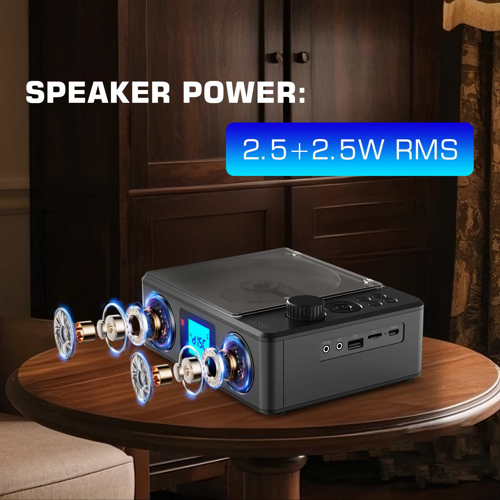 Schwarzer CD-Player auf einem Holztisch. Text sagt Lautsprecherleistung. Blaues Licht. Brauner Schrank im Hintergrund.