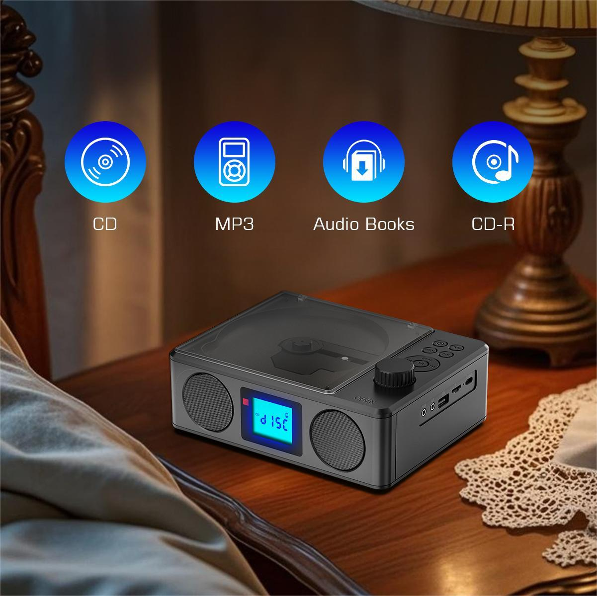 Schwarzer CD-Player auf einem Holztisch, mit Symbolen für CD, MP3, Hörbücher und CD-R. Eine Lampe und eine Deckchen sind im Hintergrund.