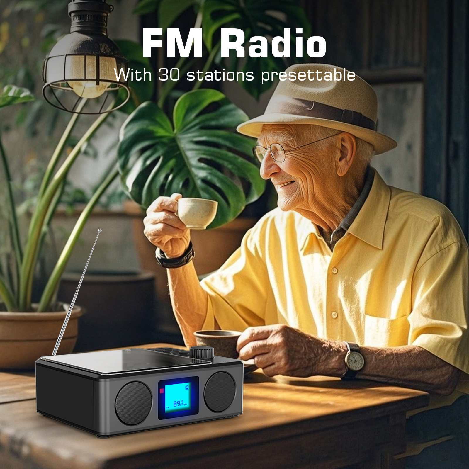 Ein älterer Mann in einem gelben Hemd hält eine Kaffeetasse und lächelt in der Nähe eines UKW-Radios. Im Hintergrund sind grüne Pflanzen und eine Lampe zu sehen.