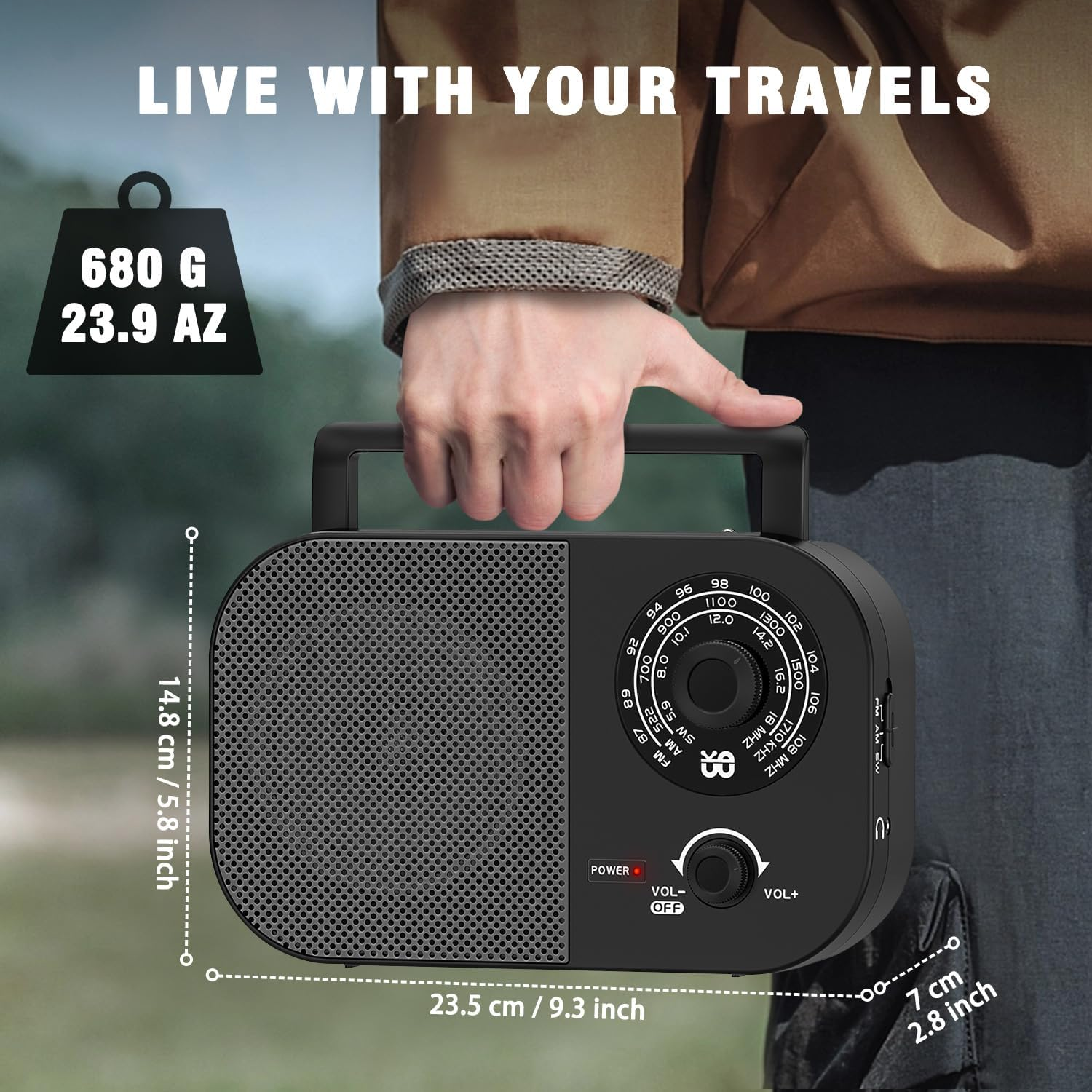 Osoba trzyma czarne radio retro z wyświetlonymi wymiarami. Tekst brzmi 'LIVE WITH YOUR TRAVELS'. Radio ma regulację głośności i zasilania.