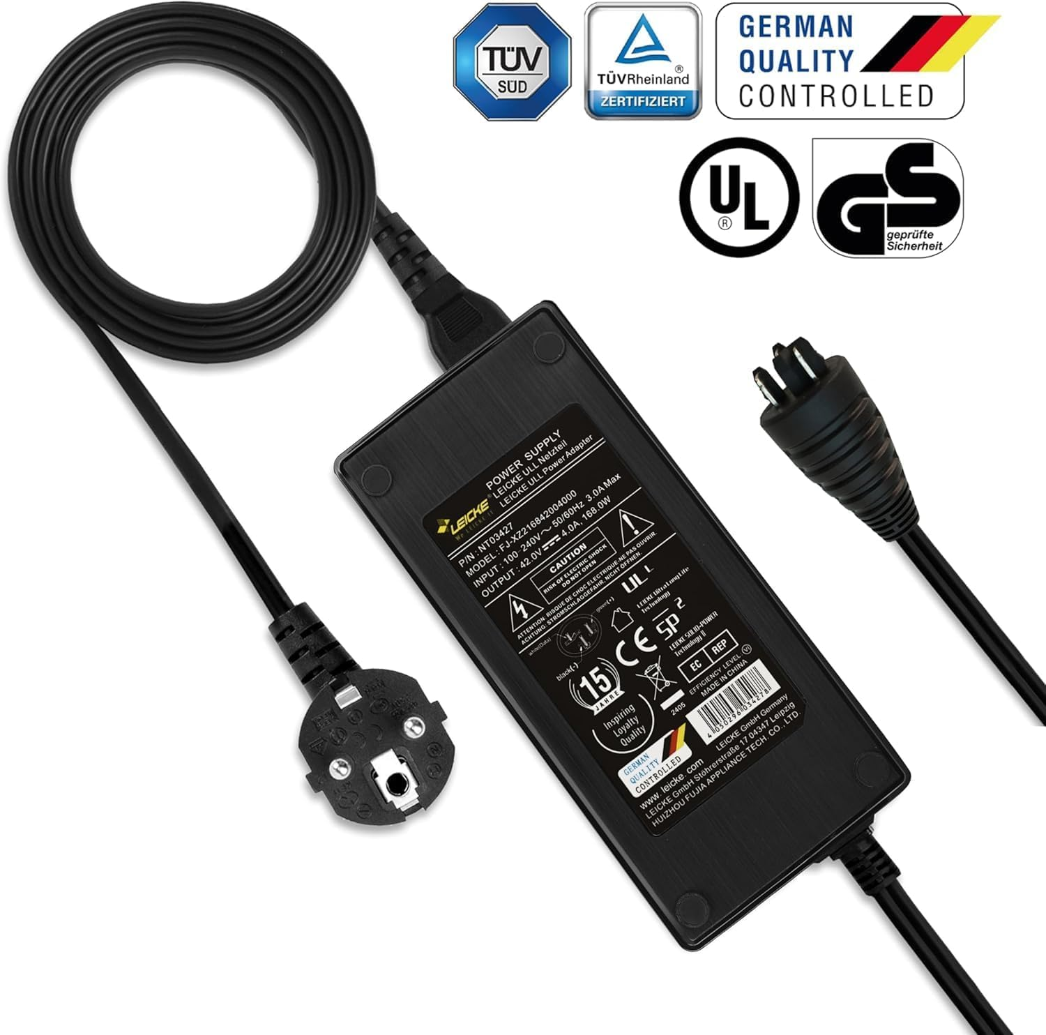 Schwarzes Netzteil mit Etiketten, Zertifizierungen und Kabeln. Das Netzteil hat einen Stecker und einen Anschluss.