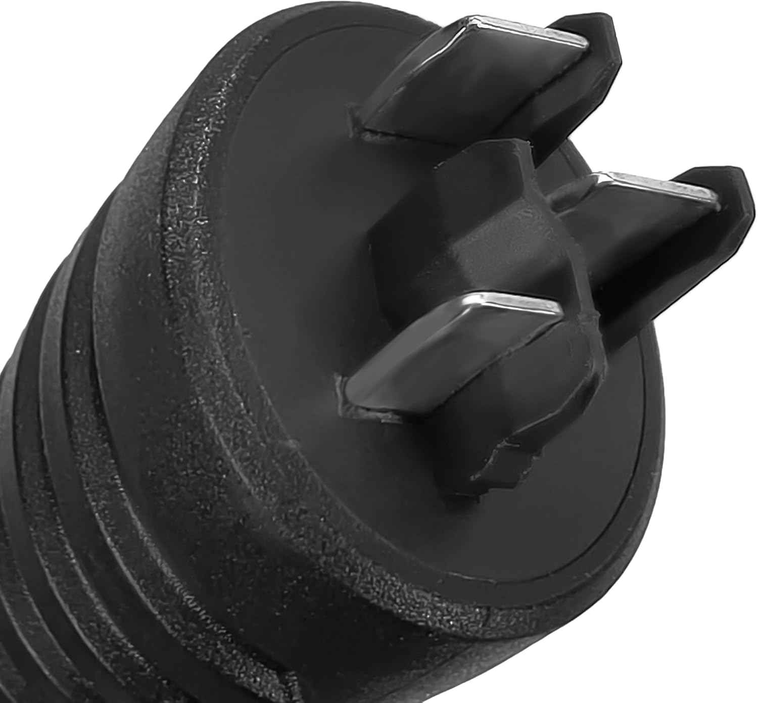 Nahaufnahme eines schwarzen elektrischen Steckers mit drei Metallstiften. Der Stecker ist zylindrisch mit geriffelten Seiten, vor weißem Hintergrund.