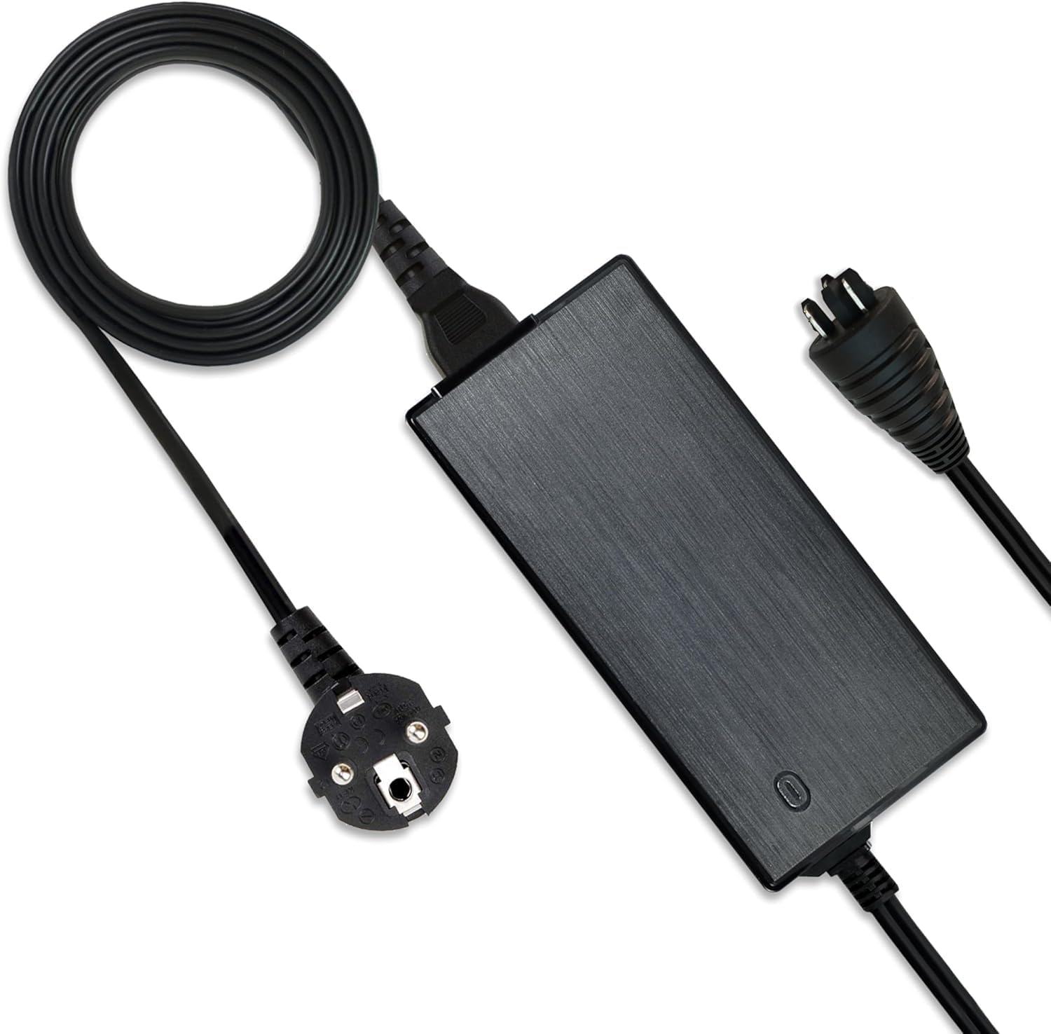Schwarzer Netzadapter mit Stecker, angeschlossenen Kabeln und Netzteil auf weißem Hintergrund.