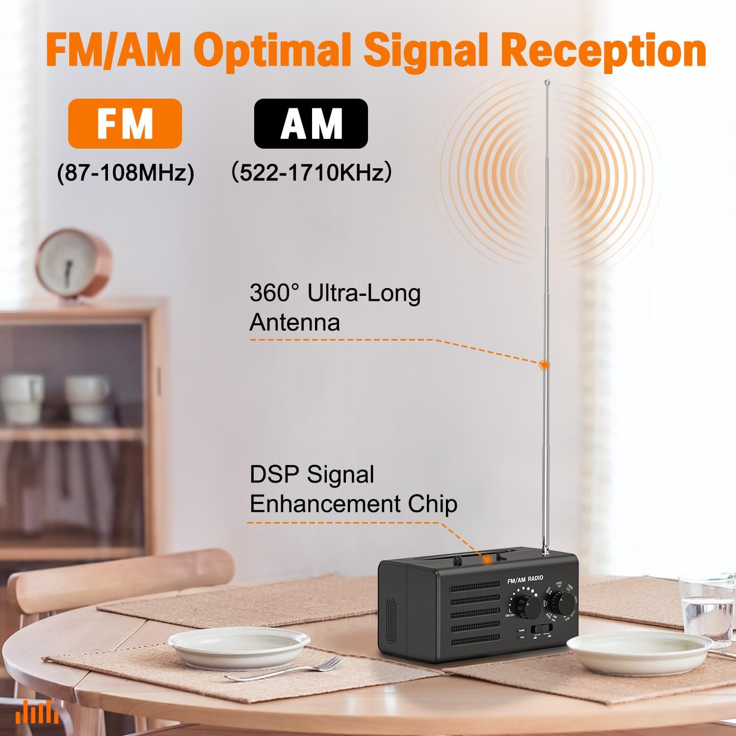 Ein schwarzes Radio mit Antenne steht auf einem Tisch. Text hebt FM/AM, Frequenzbereiche und Funktionen wie eine 360°-Antenne hervor.