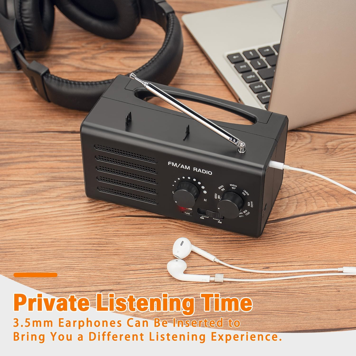 Ein schwarzes FM/AM-Radio, Kopfhörer, Ohrhörer und ein Laptop liegen auf einer Holzoberfläche. Der Text lautet 'Private Listening Time'.
