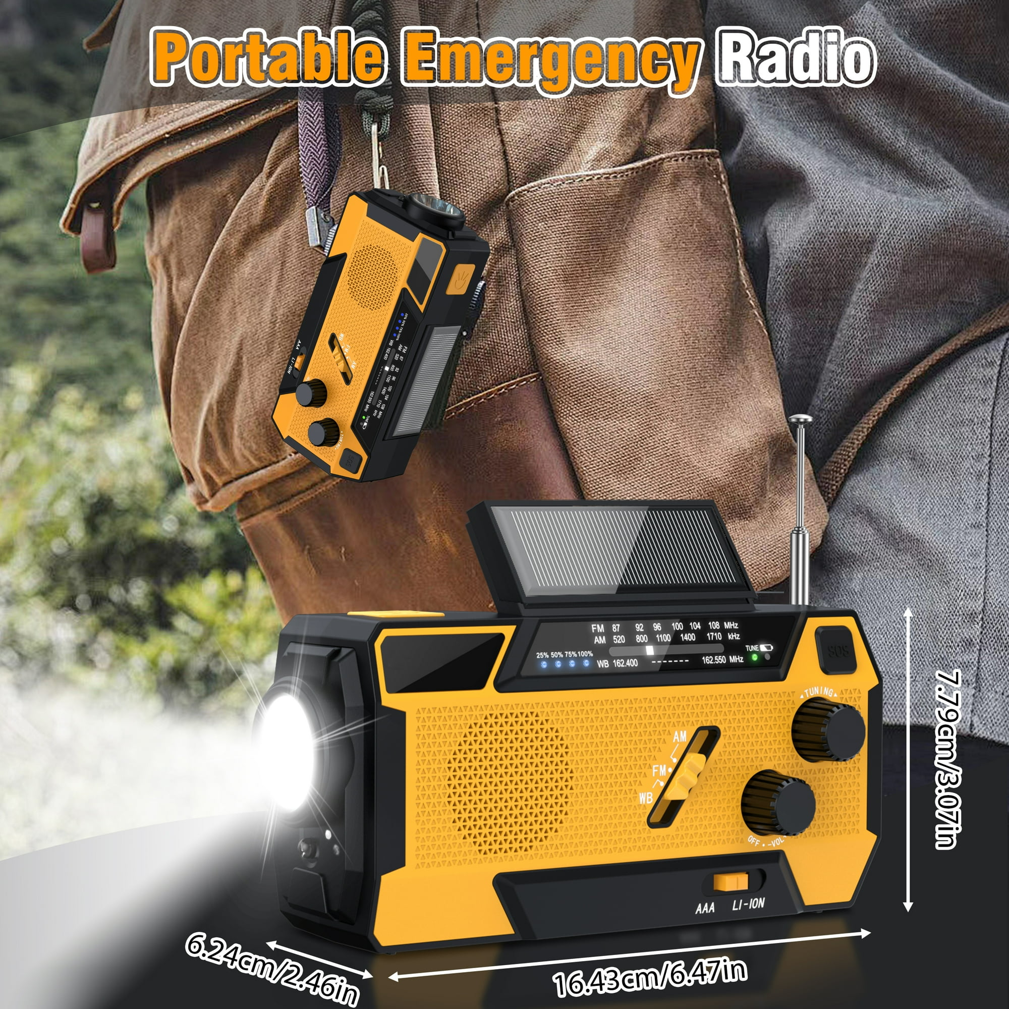 Gelb-schwarzes Notfallradio mit Solarpanel, Taschenlampe und Antenne, hängt an einem Rucksack.