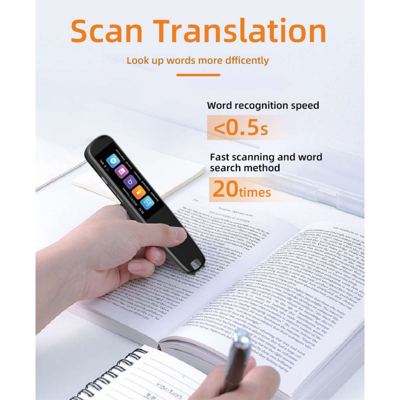 Eine Hand hält einen schwarzen Scanner über einem offenen Buch. Text im Hintergrund zeigt Scan-Übersetzung.