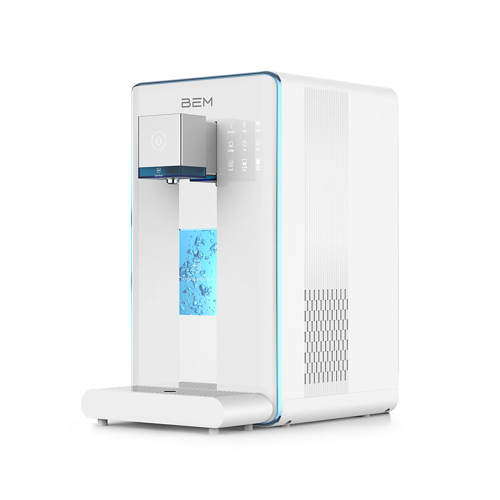 Ein weißer Wasserspender mit blauem Licht. Er hat einen Touchscreen und einen Wasserauslass. Der Spender ist mit BEM beschriftet.
