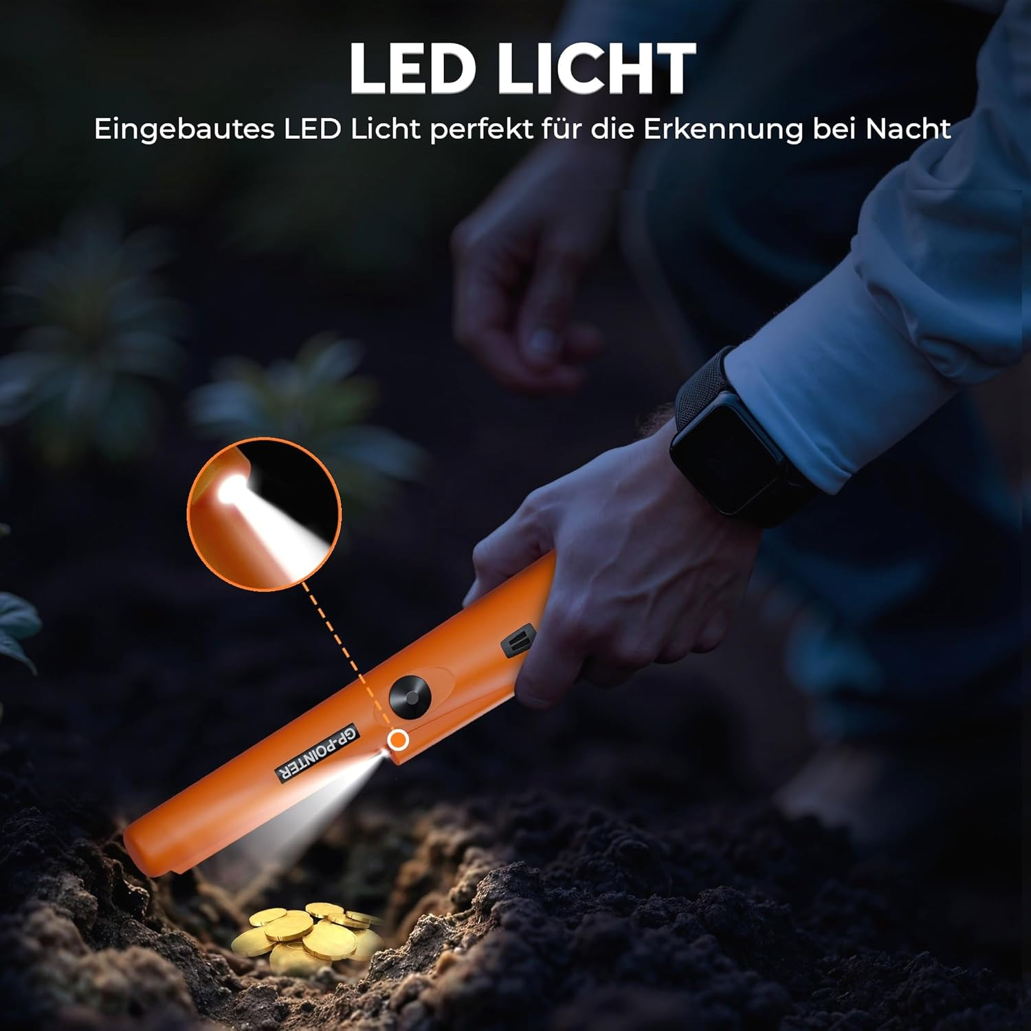 Ein orangefarbener GP-Pointer detektiert Münzen im Boden bei Nacht. Das Gerät wird von einer Person mit Smartwatch gehalten.