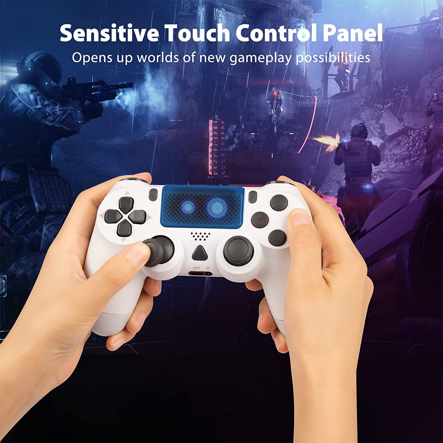 Hände halten einen weißen Spielcontroller. Der Hintergrund zeigt eine Spielszene mit Figuren in taktischer Ausrüstung und dem Text "Sensitive Touch Control Panel".