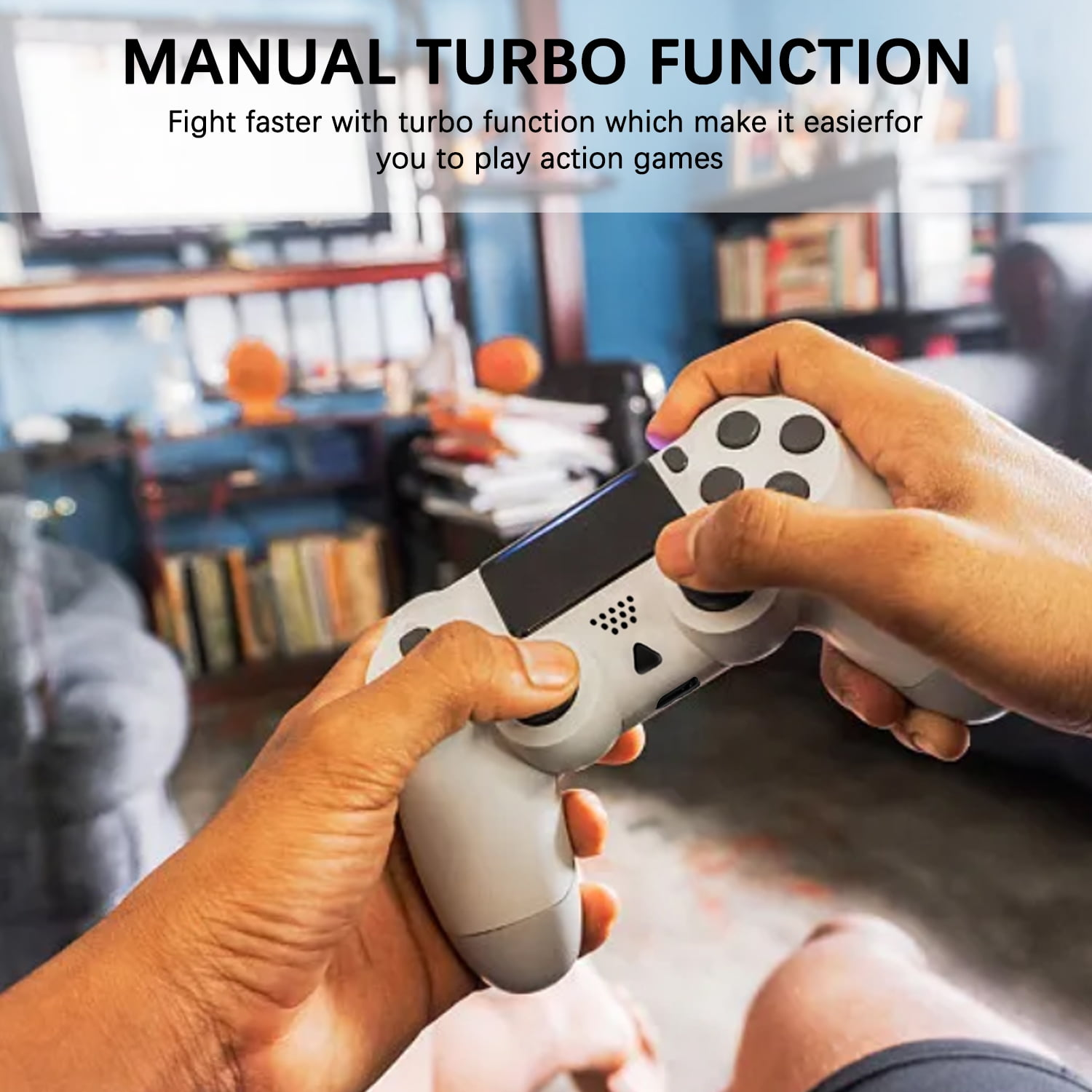 Hände halten einen weißen Gamecontroller. Nahaufnahme eines Raumes mit Fernseher und Möbeln im unscharfen Hintergrund.