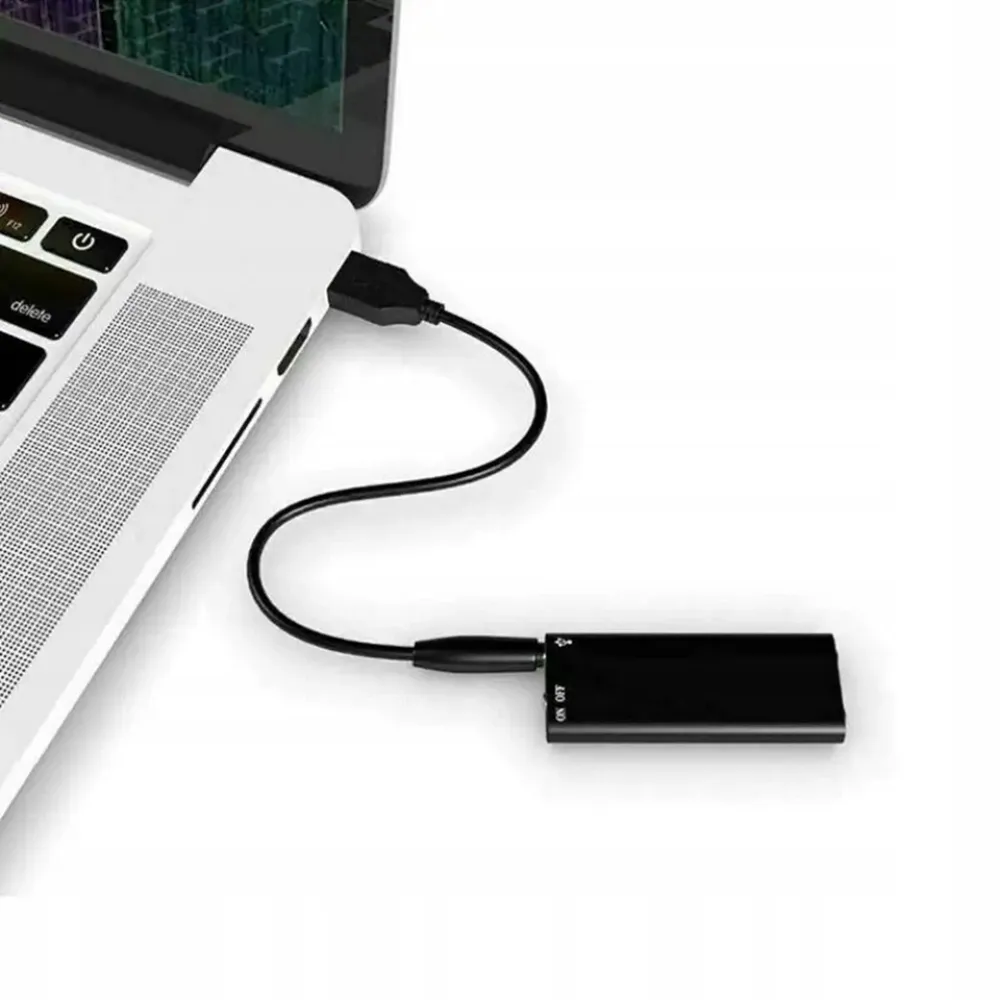 Ein schwarzes USB-Kabel verbindet einen Laptop mit einem schwarzen, rechteckigen Gerät. Der Laptop ist weiß mit Tastatur.
