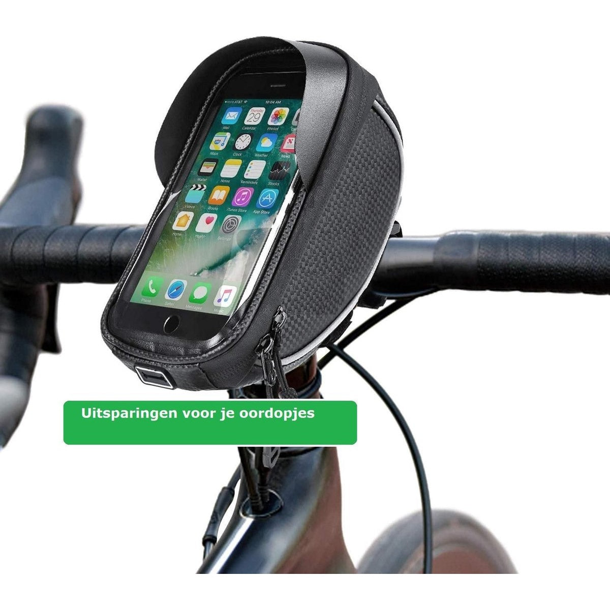 A black phone case mounted on a bicycle handlebar, with a phone displaying app icons. A green text box says 'Uitsparingen voor je oordopjes'.