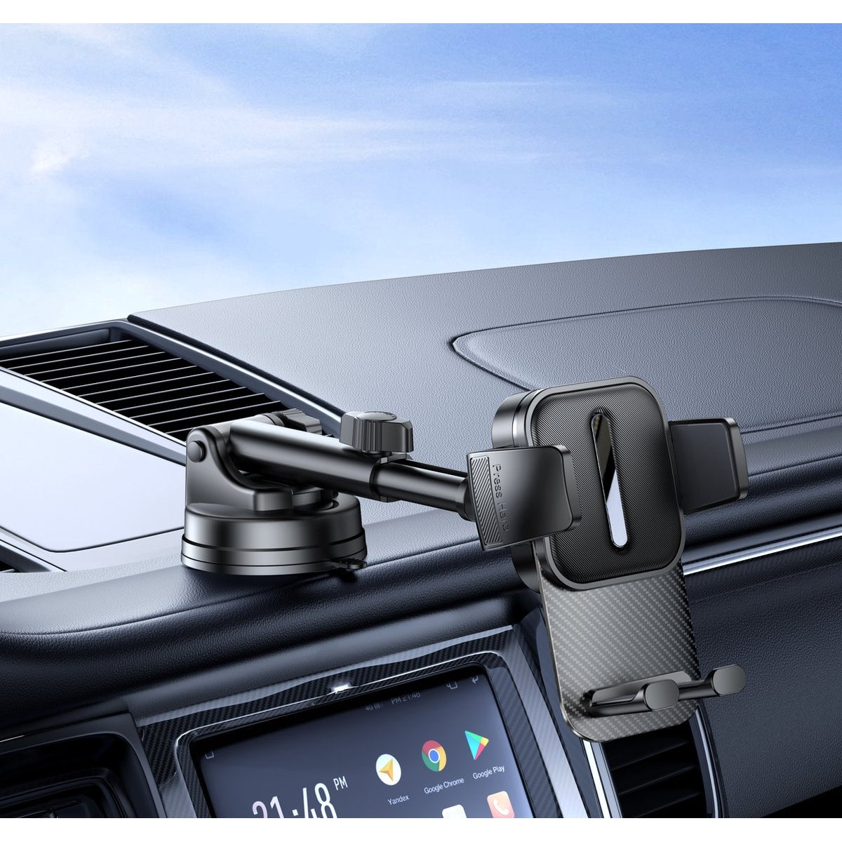 Een zwarte telefoonhouder voor de auto is bevestigd aan het dashboard van een auto. De lucht is zichtbaar op de achtergrond. Een digitaal scherm toont de tijd.