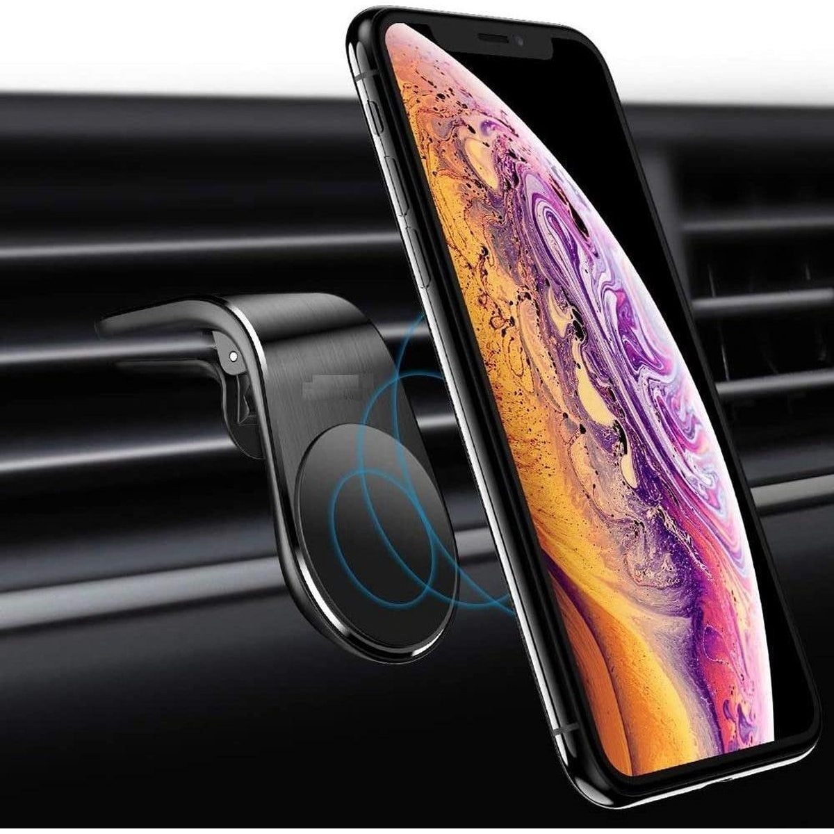 Een smartphone is gemonteerd op een luchtrooster in de auto. Het scherm van de telefoon toont een kleurrijke abstracte afbeelding. Een magnetische telefoonhouder is bevestigd.