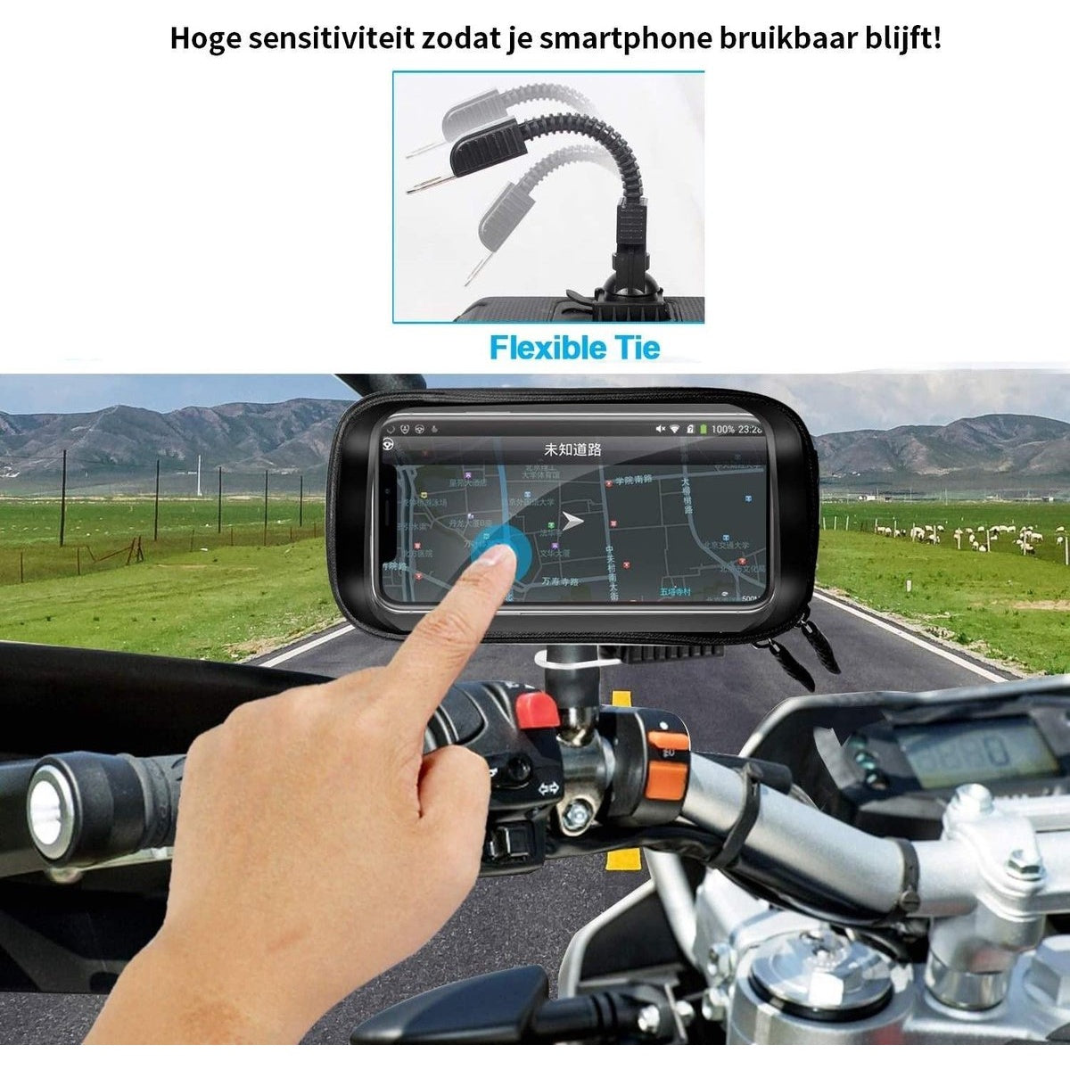 Een hand wijst naar een telefoonscherm met een kaart, gemonteerd op een motorfiets. Op de achtergrond een veld met koeien en bergen.