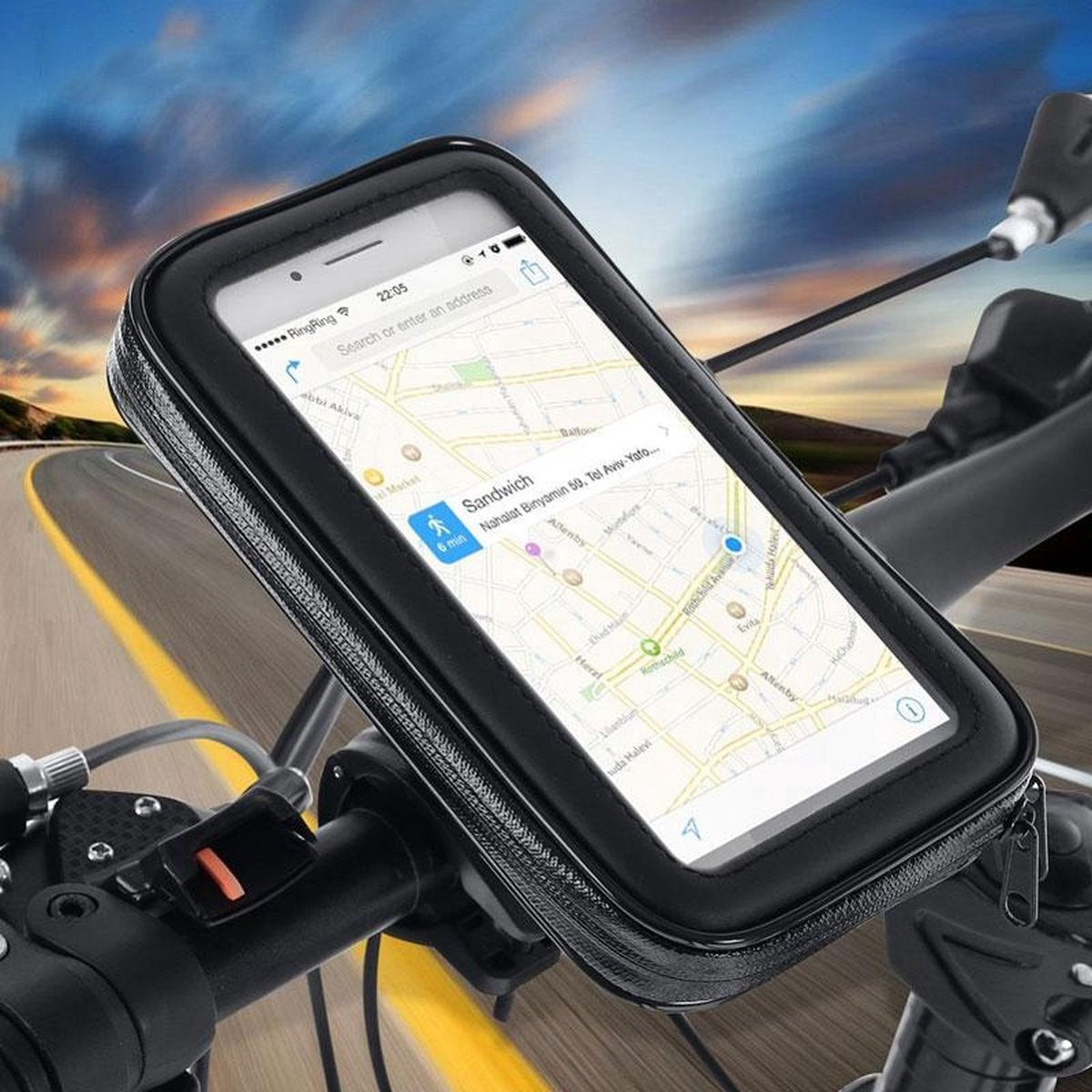 Een telefoon met een kaart-app is op een fiets gemonteerd. Het scherm toont een route naar een broodjeszaak. De achtergrond toont een weg en de lucht.