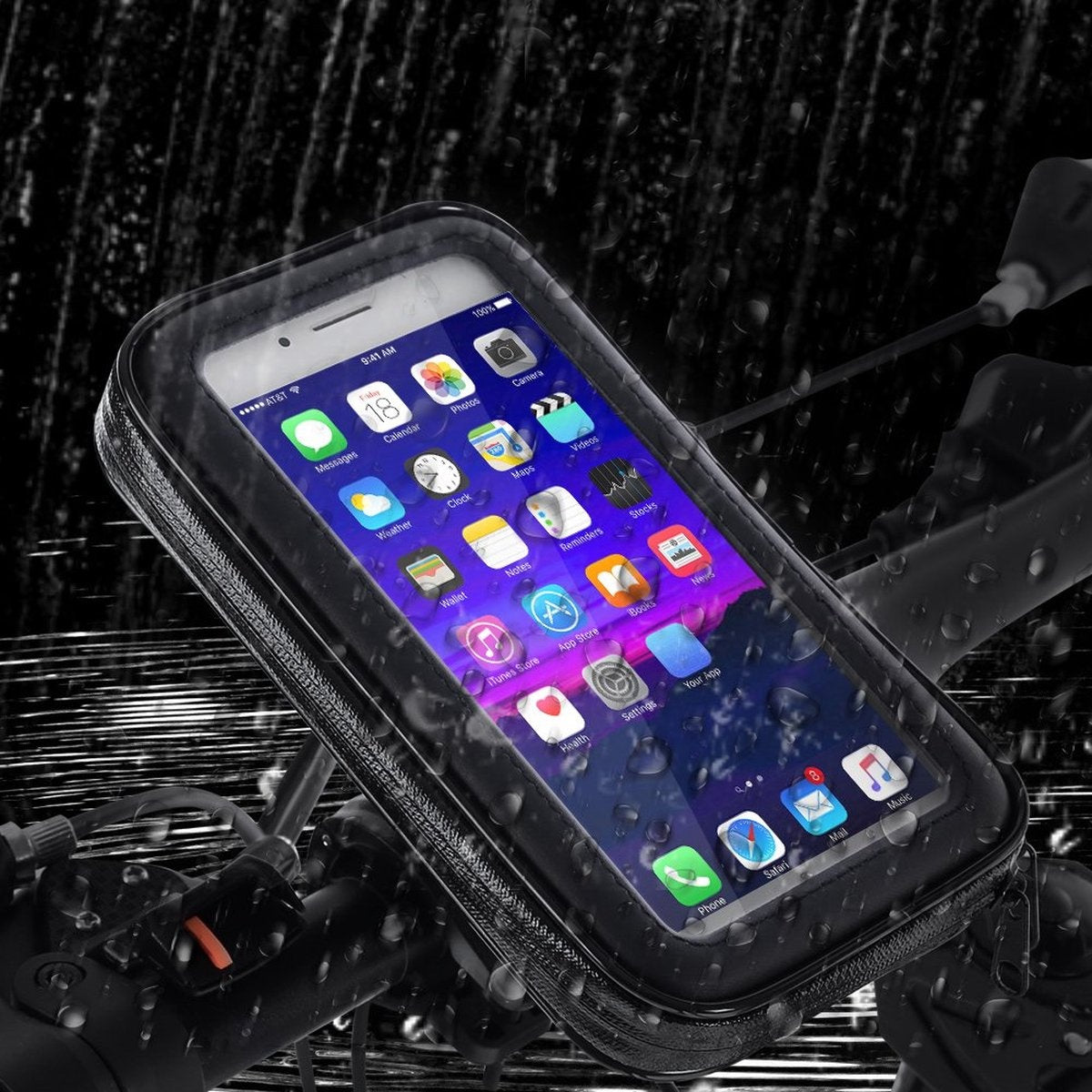 Een smartphone in een waterdichte hoes is bevestigd op een fietsstuur, regen druppels zijn zichtbaar. De telefoon toont app-iconen.