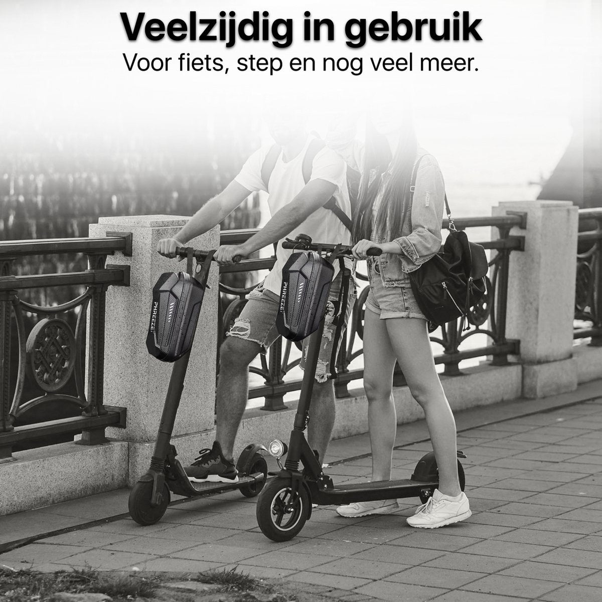 Twee mensen op scooters. Elke scooter heeft een tas. Ze staan op een geplaveide weg met een metalen hek en tekst bovenaan.