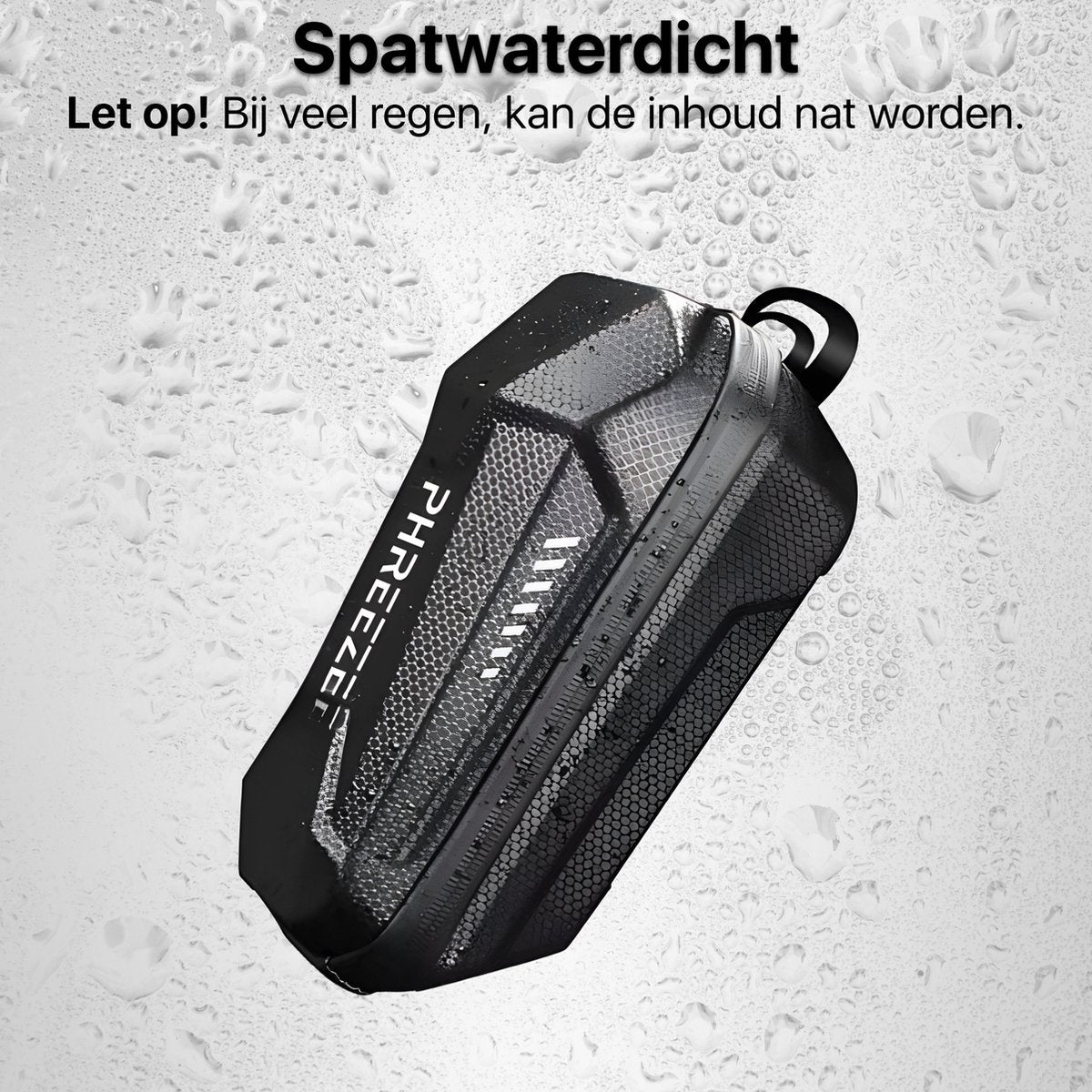 Een zwarte, waterbestendige tas met de merknaam PHREEZER, omgeven door waterdruppels, tegen een witte achtergrond.