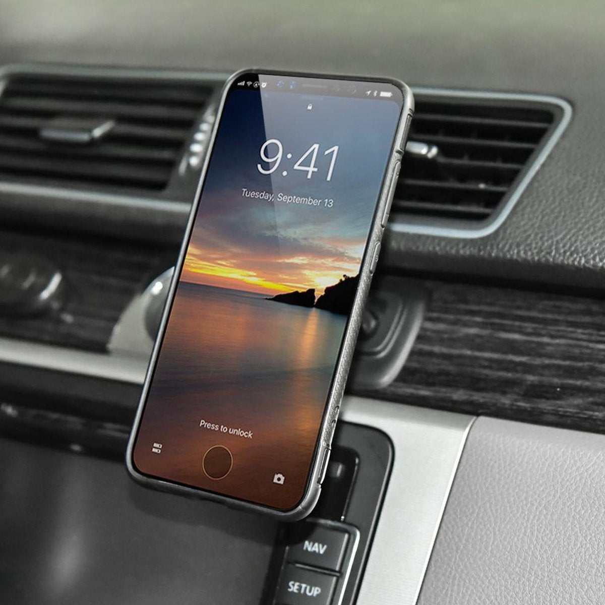 Een smartphone met 9:41 erop is in een auto gemonteerd. Het scherm toont een zonsondergang. Knoppen voor NAV en SETUP zijn zichtbaar.