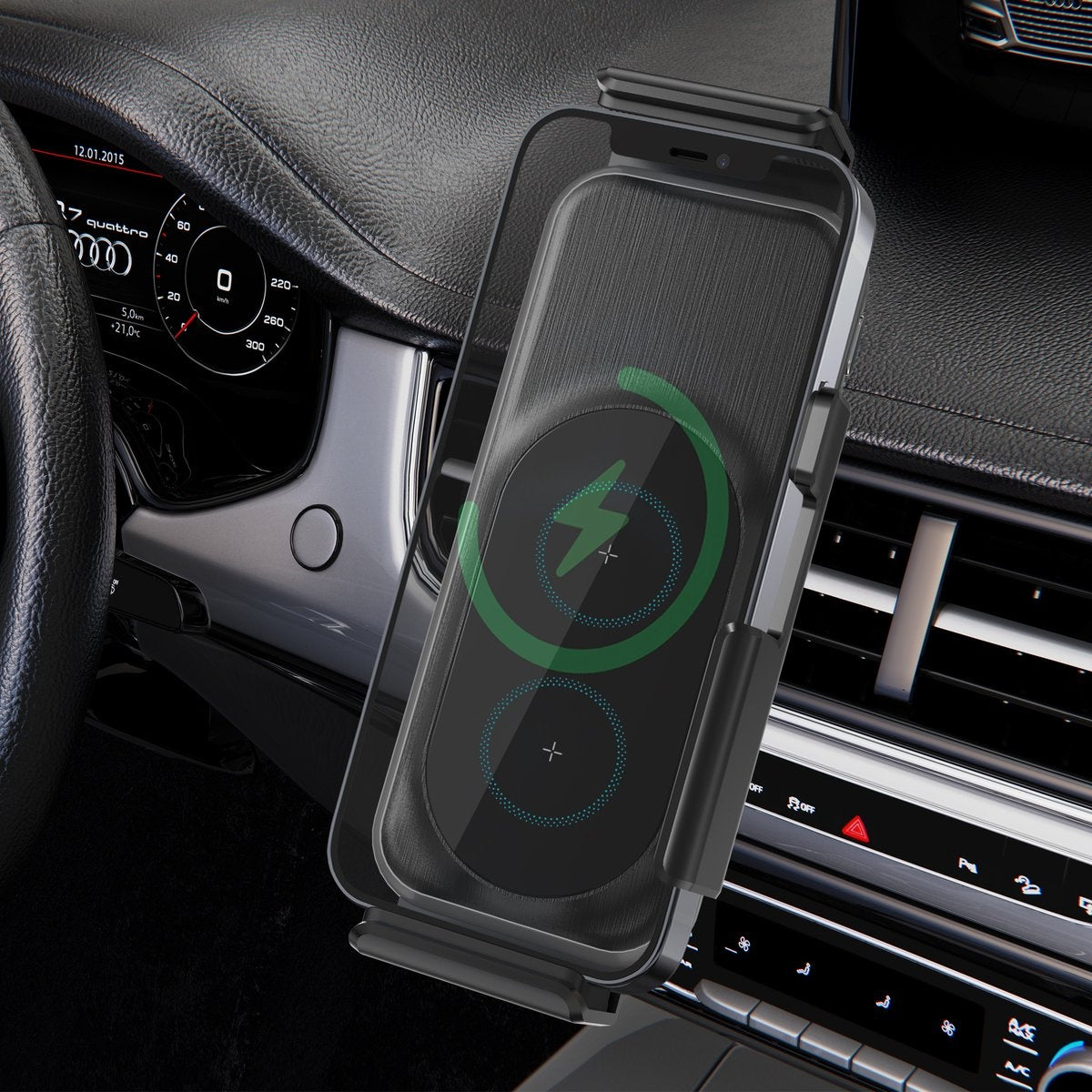 Een telefoon in een auto-houder met een oplaadsymbool. Dashboard en stuur zijn zichtbaar op de achtergrond.