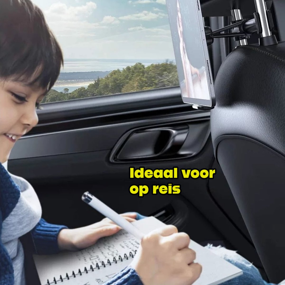 Een kind in een auto schrijft in een notitieboekje. Een tablet is op de voorstoel gemonteerd. De tekst zegt 'Ideaal voor op reis'.