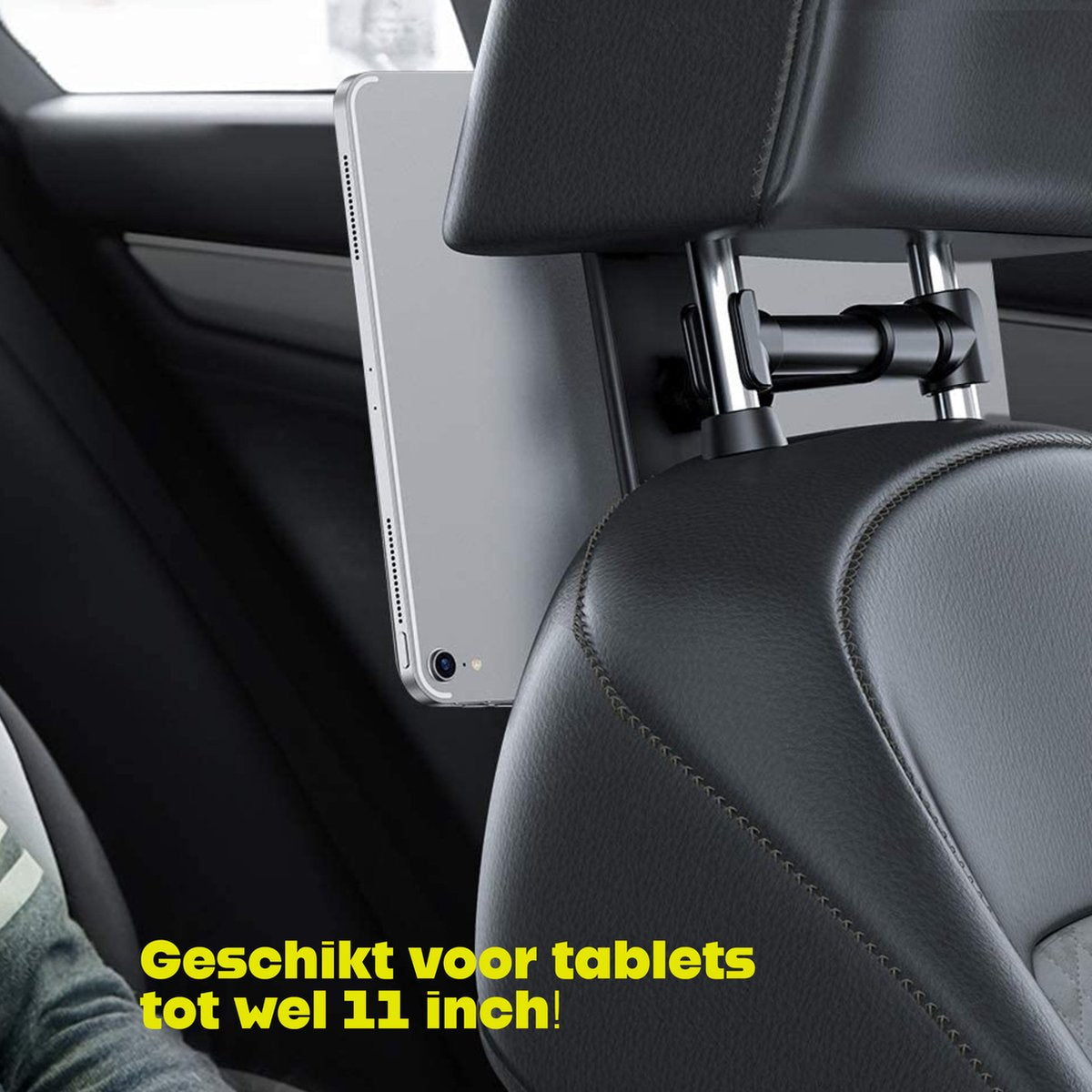 Tablet gemonteerd op hoofdsteun van autostoel. De tablet is zilverkleurig en de stoel is zwart leer.
