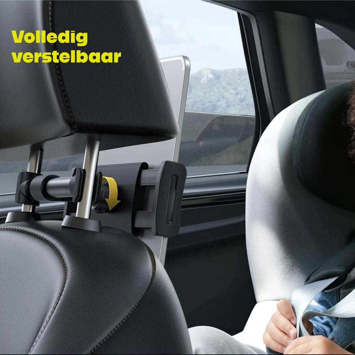 Neksteun voor auto met tablethouder. Een kind op de achtergrond, vastgezet met een veiligheidsgordel. Tekst: Volledig verstelbaar.
