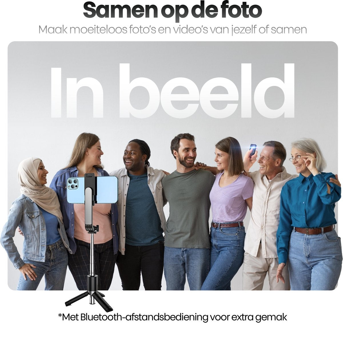 Groep van zeven mensen die poseren met een selfiestick. Ze lachen en kijken naar de camera. Nederlandse tekst: 'In beeld'.