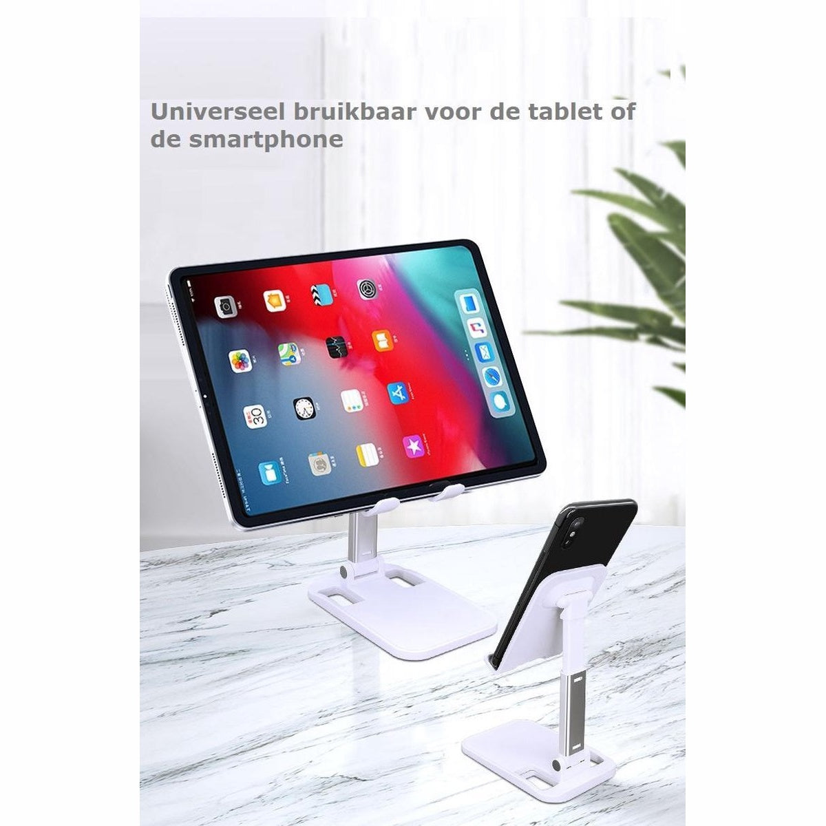 Twee witte, verstelbare stands die een tablet en een telefoon vasthouden, op een marmeren oppervlak. De tablet toont app-iconen.