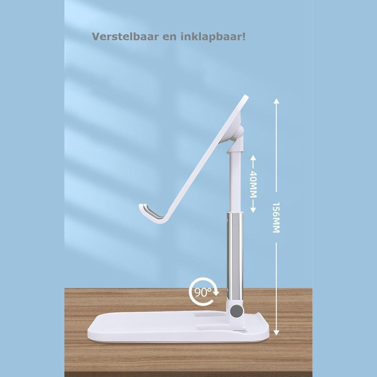 Een witte, verstelbare en opvouwbare telefoonstandaard op een houten oppervlak tegen een blauwe achtergrond, met maataanduidingen.