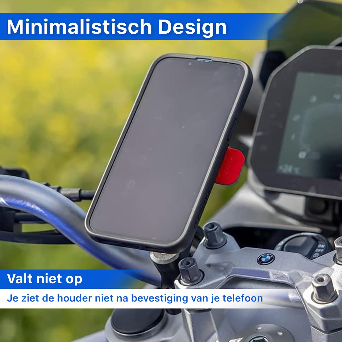 Een telefoon is gemonteerd op een motorstuur. De telefoon zit in een zwarte hoes met een rode accent. De achtergrond is groen vervaagd.