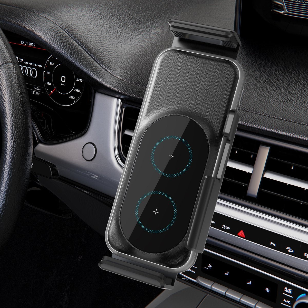 Auto-interieur met telefoonhouder. De houder is bevestigd op het dashboard, naast het bedieningspaneel van de auto.
