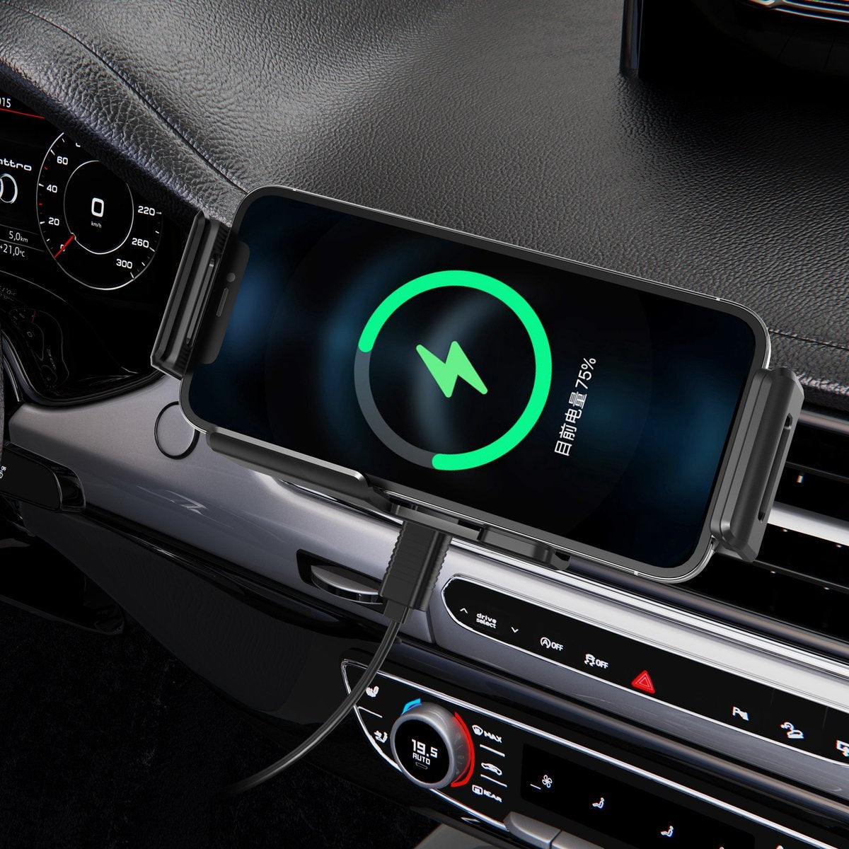 Een telefoon die in een auto wordt opgeladen. De telefoon toont 75% batterij en een groene bliksemschicht. Het dashboard van de auto is zichtbaar.