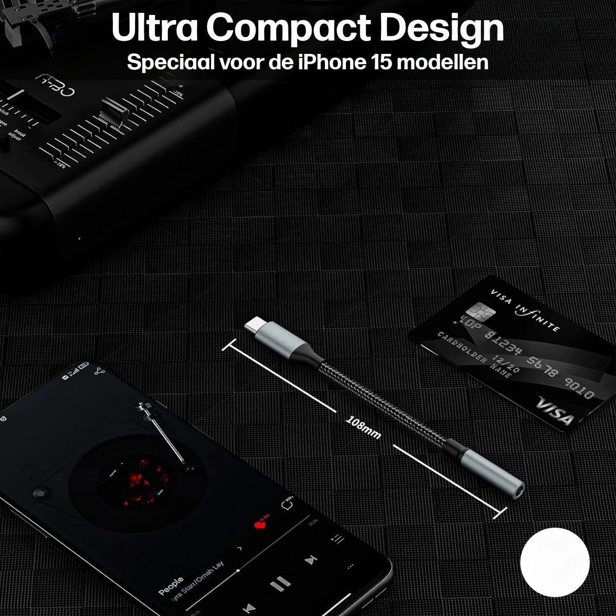 Een zwarte iPhone die muziek afspeelt, een zilveren kabel, een creditcard en een mengpaneel zijn zichtbaar op een zwart oppervlak.