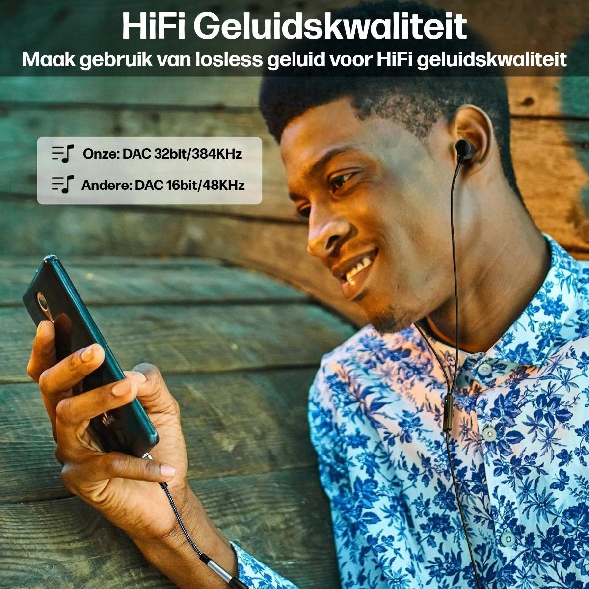 Een man met oortelefoons houdt een telefoon vast die ermee verbonden is. De achtergrond is van hout. Tekst vermeldt HiFi-geluidskwaliteit.