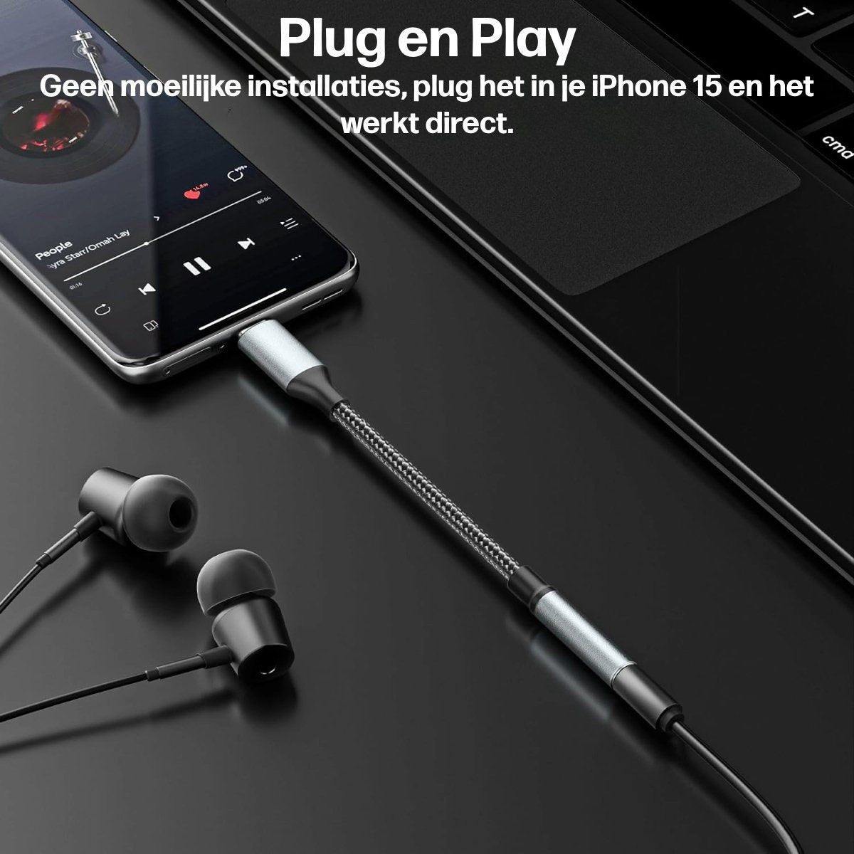 Een iPhone aangesloten op een adapter en koptelefoon. Tekst luidt 'Plug en Play' en een muzieknummer wordt afgespeeld.