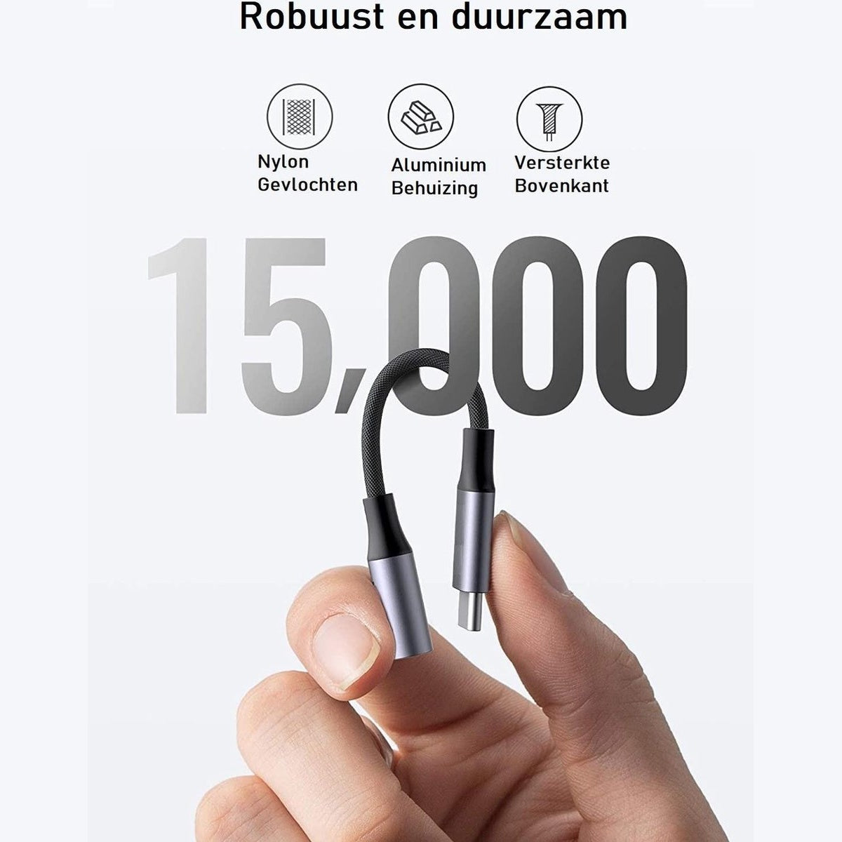 Een hand houdt een zwart-zilveren USB-kabel vast. Pictogrammen erboven: nylon, aluminium en een versterkte bovenkant. Het getal 15.000 is prominent.