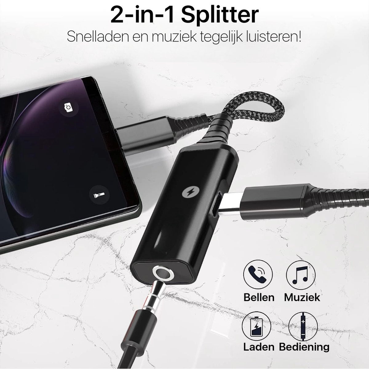 Een zwarte 2-in-1 splitter is aangesloten op een telefoon. Pictogrammen geven laad-, muziek- en belfuncties aan. De splitter heeft een bliksem logo.