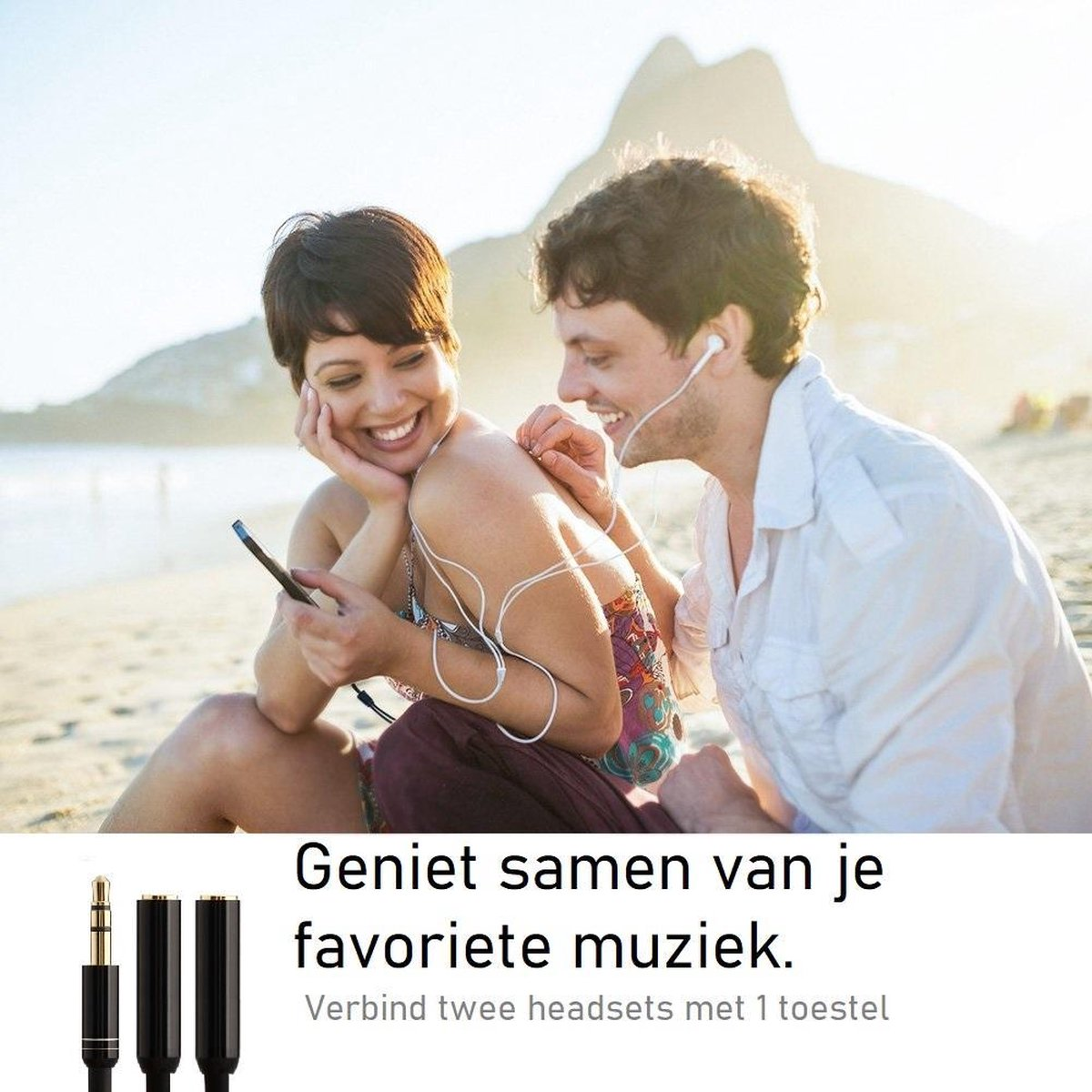 Een stel op het strand deelt muziek. Een vrouw houdt een telefoon vast, terwijl een man glimlacht. Oortelefoons verbinden hen. De tekst zegt: 'Geniet samen van muziek'.
