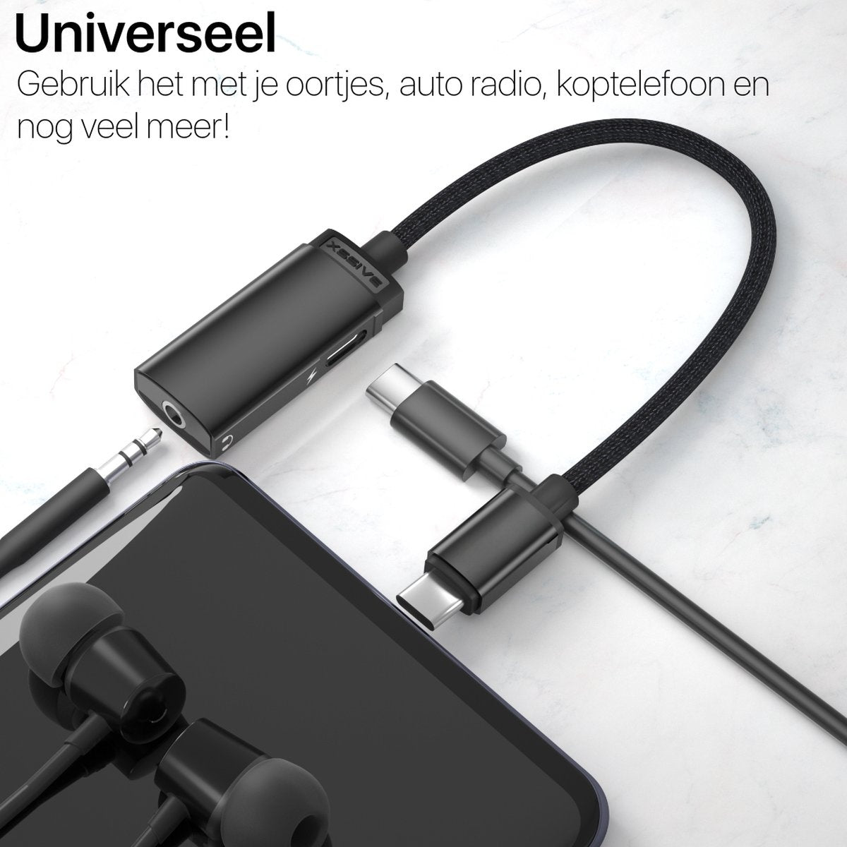 Een zwarte adapterkabel met USB-C-connector en een koptelefoonaansluiting. Oortelefoons liggen bij een smartphone. Nederlandse tekst.