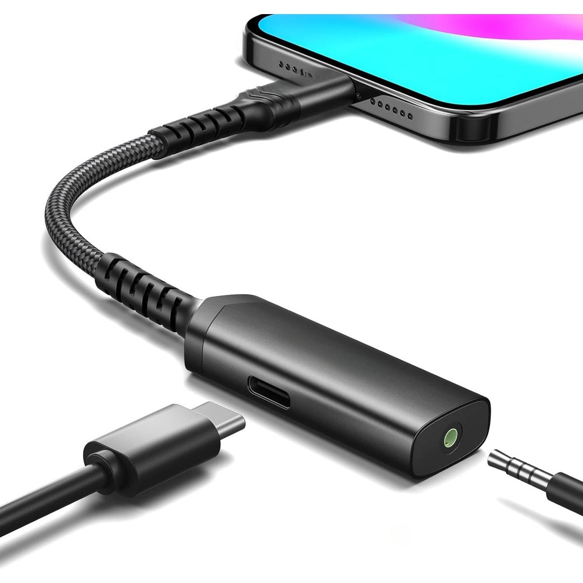 Een zwarte adapter aangesloten op een telefoon, met USB-C en een 3,5 mm jack. De telefoon heeft een blauw scherm.