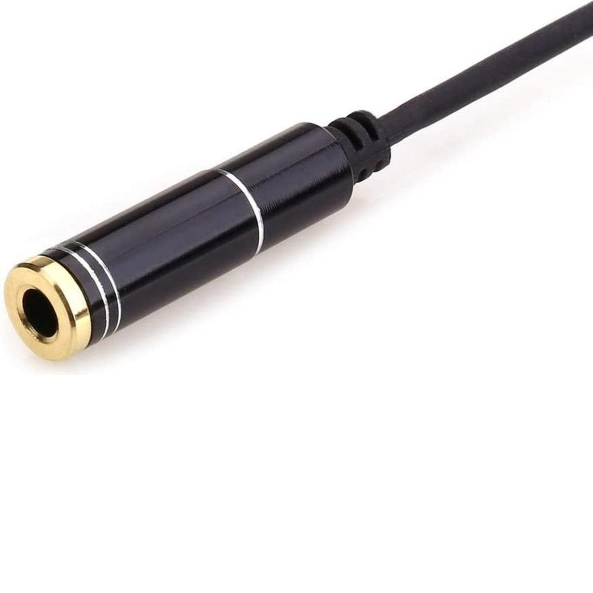 Een zwarte en gouden audio jack connector met een zwarte kabel, tegen een witte achtergrond.