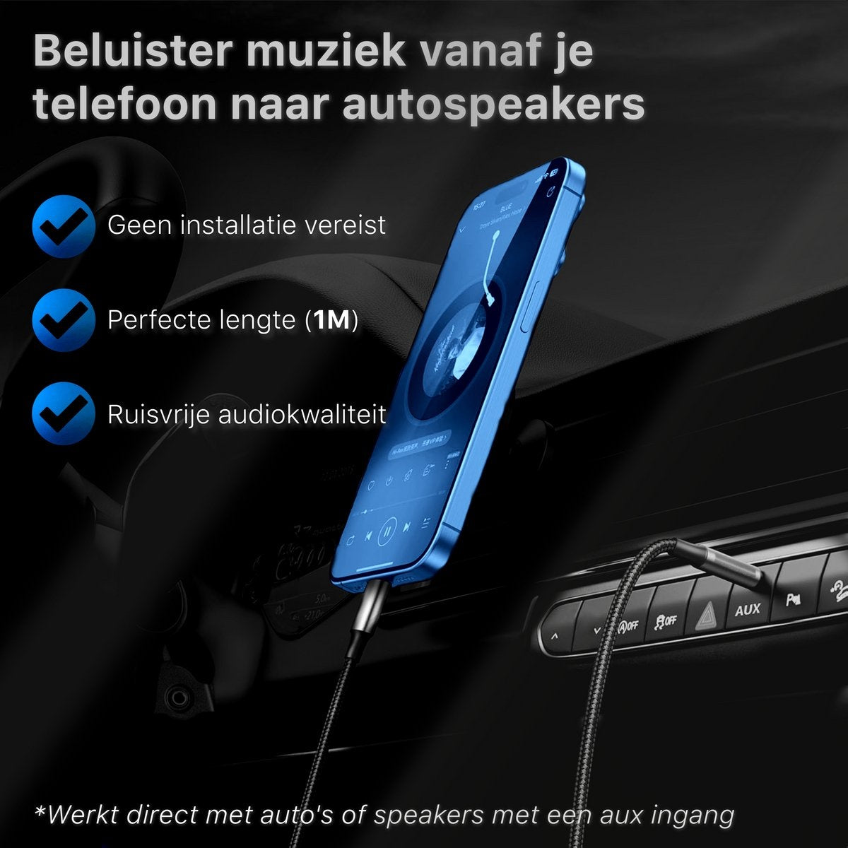 Blauwe telefoon aangesloten op de AUX-poort van een auto. Tekst vermeldt autoluidsprekers, geen installatie, perfecte lengte en ruisvrije audiokwaliteit.