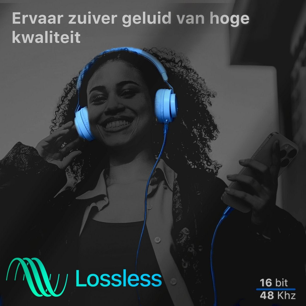 Een vrouw met een blauwe koptelefoon en een telefoon. De afbeelding promoot 'Lossless' audiokwaliteit.